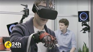 ‎Mark Zuckerberg xuất hiện cùng với găng tay 'đặc biệt' có thể tương tác, cảm nhận được các vật thể ảo trong metaverse