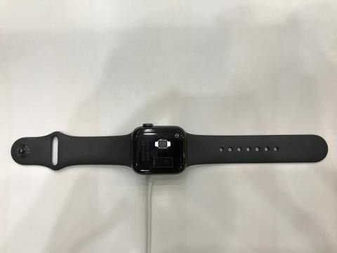 Apple Watch S6 GPS, 40mm Space Gray Aluminium Case with Black Sport Band - Regular (MG133VN/A)