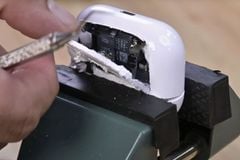  AirPods mới của Apple đang yêu cầu người dùng thay pin 