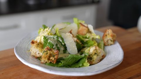 Caesar salad là gì? 2 Cách làm caesar salad đơn giản thơm ngon tại nhà
