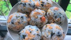  Cách làm cơm nắm cá hồi Nhật Bản dễ dàng, nhanh chóng, đầy dinh dưỡng 