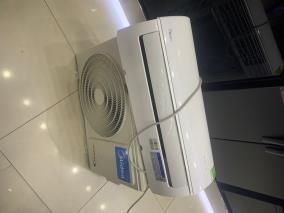 Máy lạnh Midea Inverter 1 HP MSAFA-10CRDN8