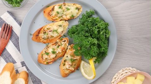 Cách làm bánh mì nướng tôm phô mai thơm béo bằng chảo cực đơn giản