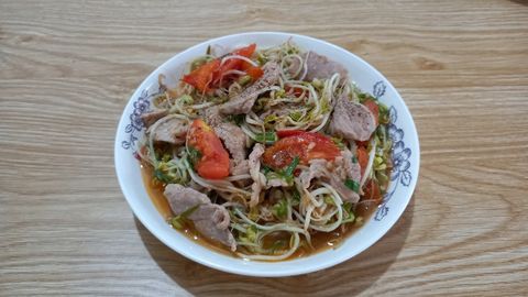 Cách làm thịt lợn (thịt heo) xào giá đỗ đơn giản, giòn ngon hấp dẫn