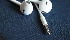  Ở quốc gia này, khi mua iPhone 12 chúng ta vẫn sẽ nhận được tai nghe có dây Apple EarPods, đố bạn biết ở đâu? 