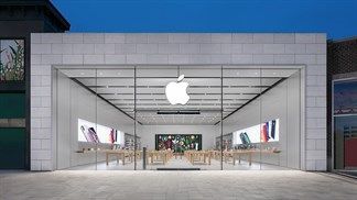 Apple trở thành công ty đại chúng đầu tiên trên thế giới đạt mức vốn hóa thị trường 2 nghìn tỷ USD, cổ phiếu lên gần 500 USD
