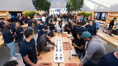  Tuy giá bán cao hơn so với các đối thủ, nhưng tính tới nay Apple Watch đã có cả trăm triệu người dùng trên toàn thế giới 