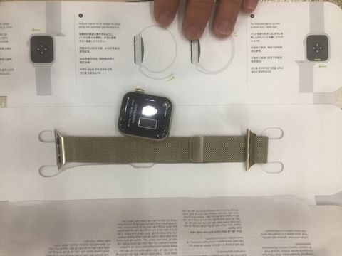 Apple Watch S6 GPS + Cellular, 40mm Gold Stainless Steel Case with Gold Milanese Loop (M06W3VN/A)