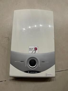 Máy nước nóng trực tiếp Ariston 4500W SM45E-VN