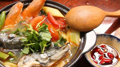 2 cách nấu canh chua đầu cá hồi không tanh ngon hấp dẫn tại nhà