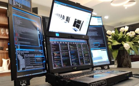 Aurora 7 – Laptop Có 7 Màn Hình