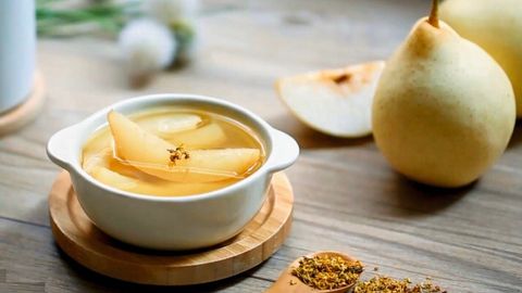 2 cách làm lê hấp mật ong trị ho tiêu đờm hiệu quả dễ làm tại nhà