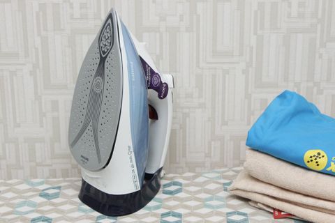 Bàn ủi hơi nước Philips GC4910