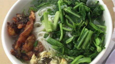 Cách nấu bánh đa cá rô ăn kèm với rau cải cực ngon đơn giản ngay tại nhà