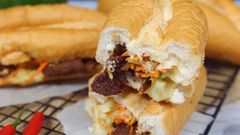  2 cách là bánh mì bò phô mai nóng hổi béo ngậy cho bữa sáng gia đình 
