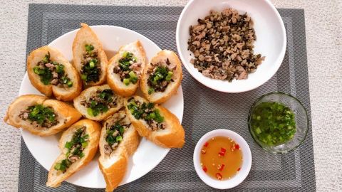 Cách làm bánh mì hấp thịt bằm mỡ hành thơm ngon cho ngày chán cơm
