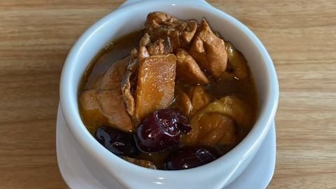 Cách làm gà nấu rượu trắng kiểu người hoa thơm mềm, ngon ngọt, đơn giản