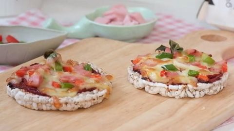 Cách làm pizza mini từ bánh gạo lứt siêu đơn giản, hỗ trợ giảm cân hiệu quả