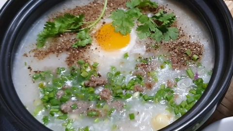 Cách nấu cháo thịt bò hạt sen đơn giản, thơm ngon và giúp giải nhiệt