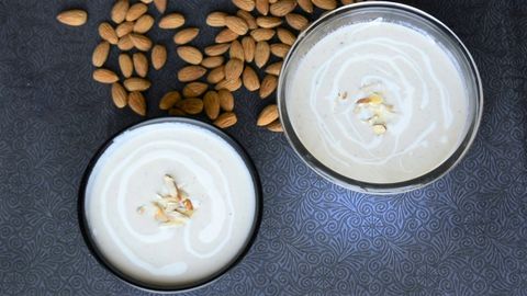 Cách nấu súp hạnh nhân sánh mịn, béo thơm ấm nóng cho mùa Giáng Sinh