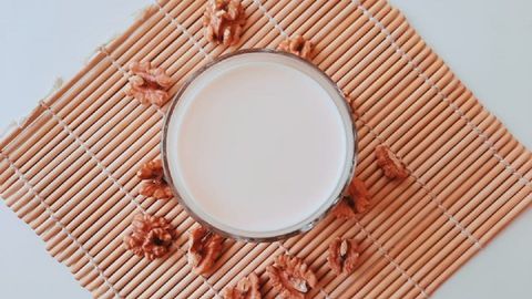 Cách làm sữa hạt óc chó thơm béo, dinh dưỡng giúp giữ dáng đẹp da