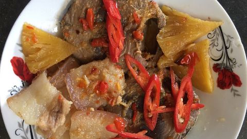 Cách làm cá ngừ kho thịt ba rọi thơm ngon, đậm vị cho mâm cơm gia đình