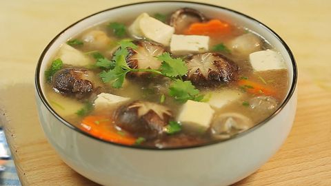 Cách nấu canh hạt sen đậm đà, ngọt nước chay mặn đều dùng được