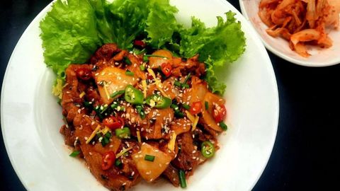 Cách làm thịt heo xào cay Hàn Quốc hấp dẫn thơm ngon đúng điệu