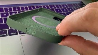 Chuyện dở khóc dở cười: Apple bán ốp iPhone 12 giá cả triệu đồng mà quên đục lỗ loa, phải chăng là tính năng mới?