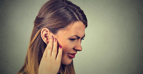 Đeo khuyên tai bị chảy mủ, bị đau làm sao? Các cách xử lý hiệu quả