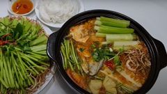  3 cách nấu lẩu đầu cá hồi măng chua và kim chi thơm ngon hấp dẫn tại nhà 