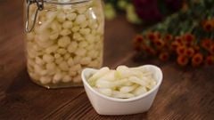  2 cách làm củ kiệu chua ngọt ngâm đường tại nhà giòn ngon không bị đen 