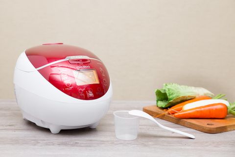 Nồi cơm điện tử Cuckoo CR-0655F Trắng Đỏ