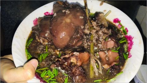 Cách làm chân bò hầm đậu đen mềm ngon, thấm đều vị