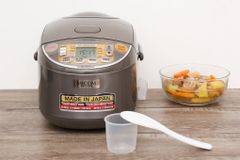  Nồi cơm điện tử Zojirushi NS-YSQ10-XJ 