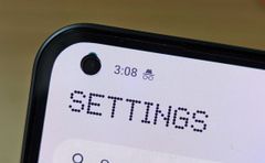 Điện Thoại Nothing Phone 1 Đang Bị Sự Cố Màn Hình Xanh 