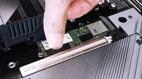 Bo Mạch Chủ Gigabyte X670 Tháo Card Pcie Và Ssd M.2 Chỉ Với 1 Lần Nhấn