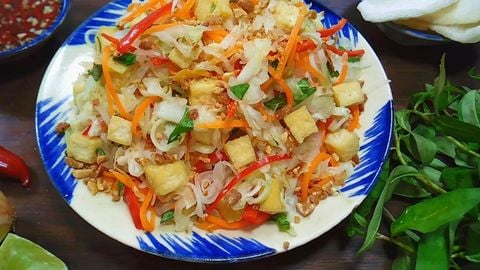 2 cách làm gỏi bắp cải cà rốt chay thanh đạm cho mâm cơm ngày rằm đơn giản