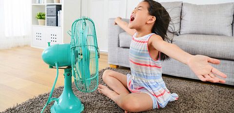 Hướng dẫn cho trẻ nằm quạt đúng cách, các mẹ không nên bỏ qua