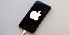  iPhone tắt nguồn có sạc được không? Sạc có bị chai pin không? 