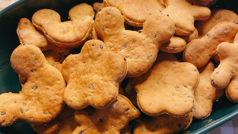 Cách làm bánh quy mè đen bằng nồi chiên không dầu cực dễ dàng, tiện lợi
