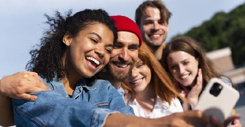 Vì sao ảnh selfie luôn đẹp hơn ảnh người khác chụp, chụp bằng cam sau?