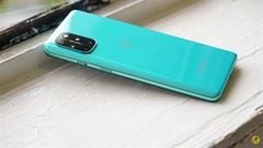  Không bị cắt giảm phụ kiện, OnePlus 8T 5G còn được tặng kèm bộ sạc nhanh Warp Charge 65W với giá gần 1 triệu đồng 