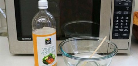 Tuyệt chiêu khử mùi cho lò vi sóng