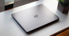  Laptop có nắp lưng và chiếu nghỉ tay bằng kim loại là gì? 
