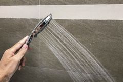  Tay sen tăng áp nóng lạnh nhựa kèm dây Eurover PLE-019S 