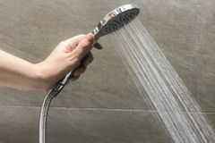  Tay sen tăng áp nóng lạnh nhựa kèm dây Eurover PLE-063S 