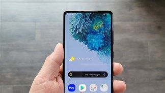 Galaxy S20 FE 5G lộ ảnh thực tế trên tay người dùng với màn hình ‘nốt ruồi’, 3 camera mặt sau, cấu hình chi tiết cũng được tiết lộ