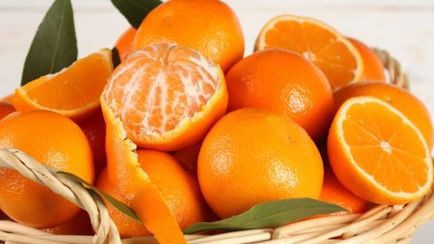 Mách bạn mẹo vắt nước cam nhanh, không bị đắng và cách lột vỏ cam dễ dàng