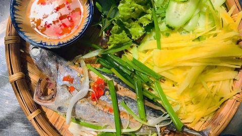 Cách làm cá ngừ hấp sả cuốn bánh tráng chấm mắm chua ngọt cực cuốn